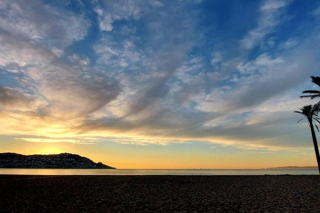 Sunsetmare Vacational Apartment Ρόζες Εξωτερικό φωτογραφία