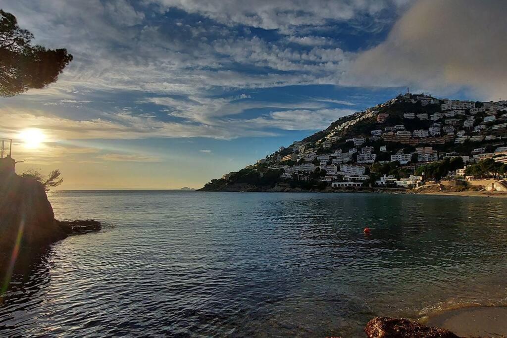 Sunsetmare Vacational Apartment Ρόζες Εξωτερικό φωτογραφία